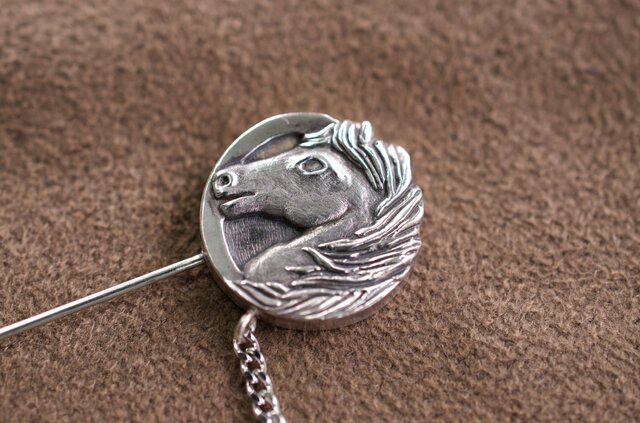 Sv 馬の横顔 ピンブローチ（チェーン付き） | iichi 日々の暮らしを