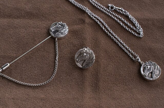 Sv 馬の横顔 ピンブローチ（チェーン付き） | iichi 日々の暮らしを