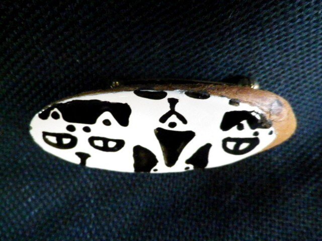GorgonCatカシューブローチ(木の輪切りベース)の画像1枚目