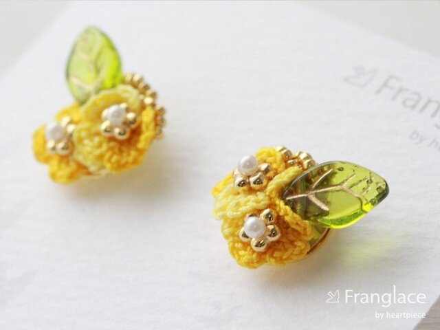 2枚花かさねリーフのピアス(マーブルイエロー)の画像1枚目