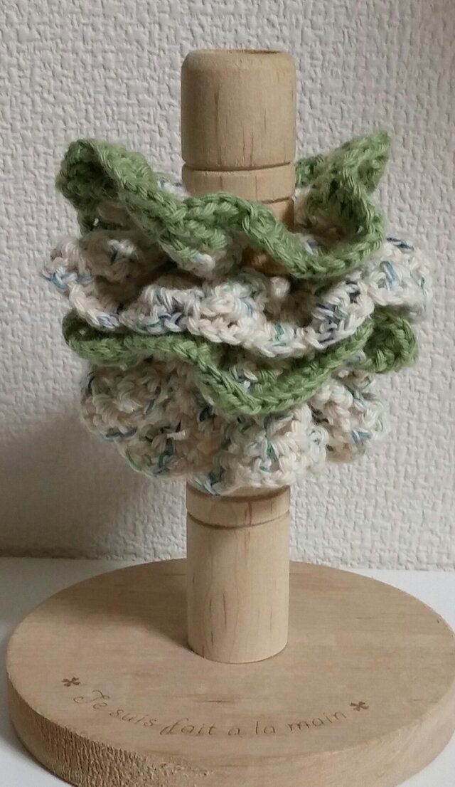 103*小さめかわいい 手編みのシュシュ ゴム入れ換え可能の画像1枚目