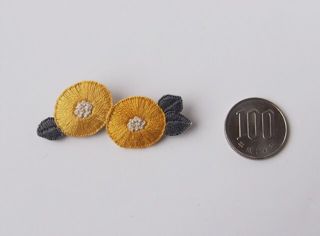 受注制作]2つのお花の刺繍ブローチ（yellow） | iichi 日々の