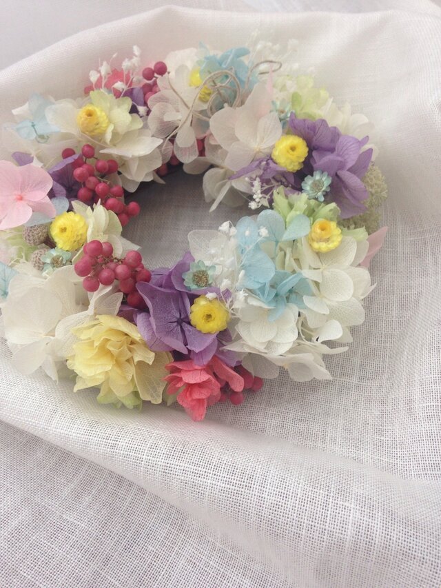 かすみ草とパステルカラーの優しさリース