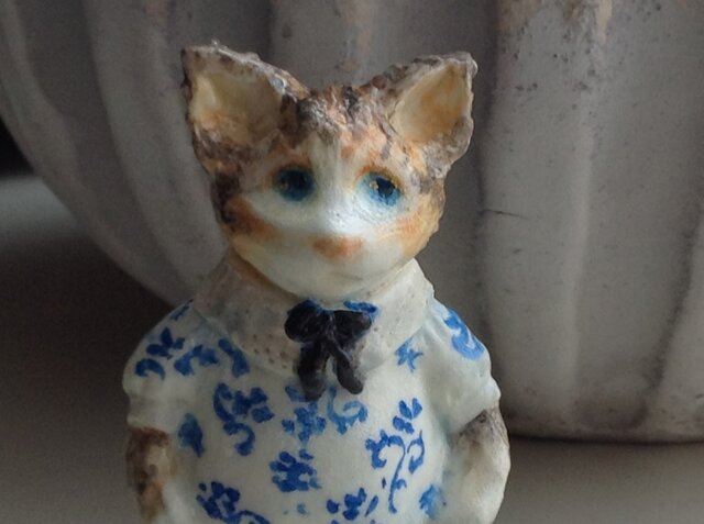 青い花模様の猫の画像1枚目