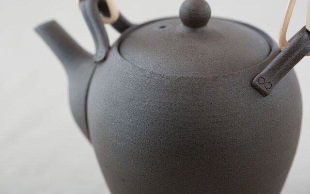 再入荷】籐の弦つき急須 焼締め | iichi 日々の暮らしを心地よくする