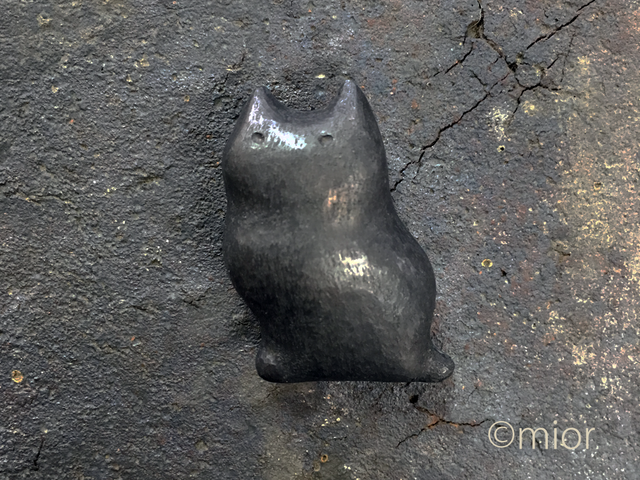 ふっくら黒猫の帯留めの画像1枚目