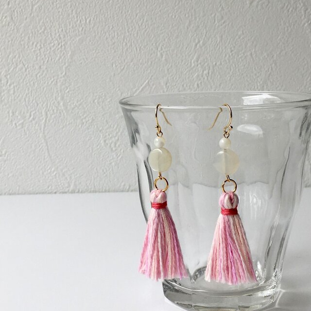 ゆらめくタッセルピアス・イヤリング "Pink & White 3"の画像1枚目
