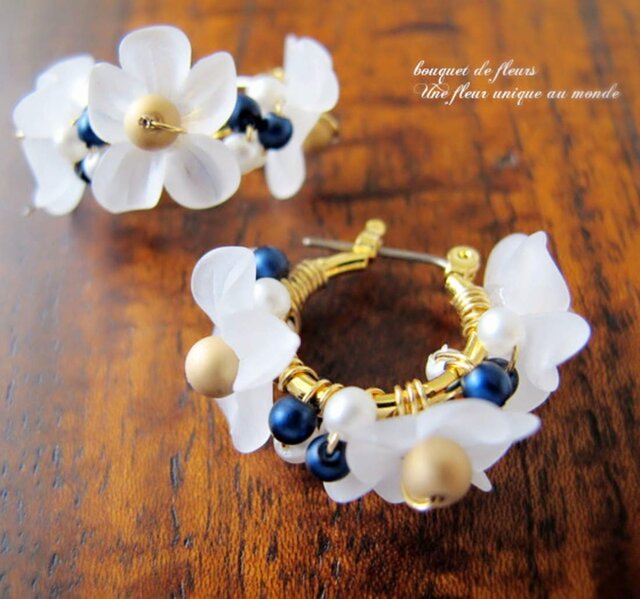 navy×whiteお花畑チタンフープピアスorイヤリングの画像1枚目