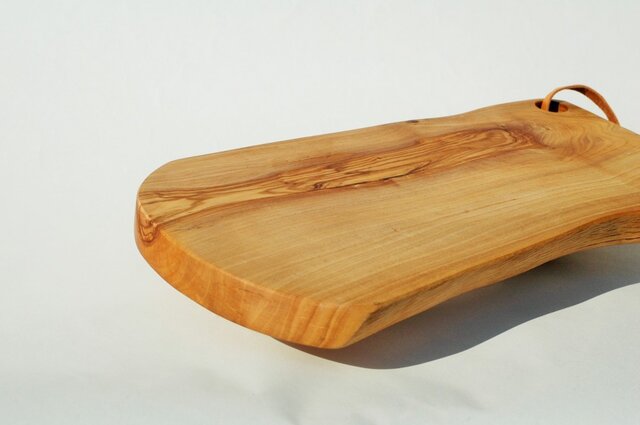 オリーブの木（小豆島産）カッティングボード | iichi 日々の暮らしを