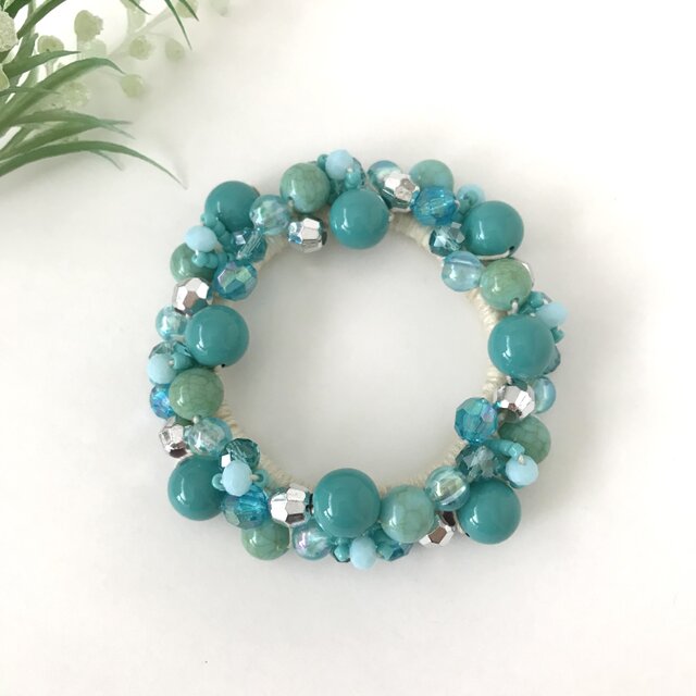 ターコイズ ブルー のクロッシェ シュシュ かぎ針編み ビジュー ビーズ