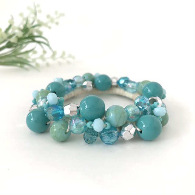 ターコイズ ブルー のクロッシェ シュシュ かぎ針編み ビジュー ビーズ