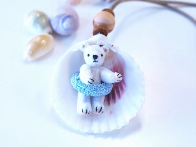 ザルガイのペンダントとちいさなお友達(白クマ大)の画像1枚目