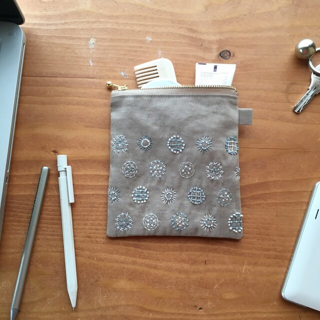 ポーチ[花玉]砂色×雨色