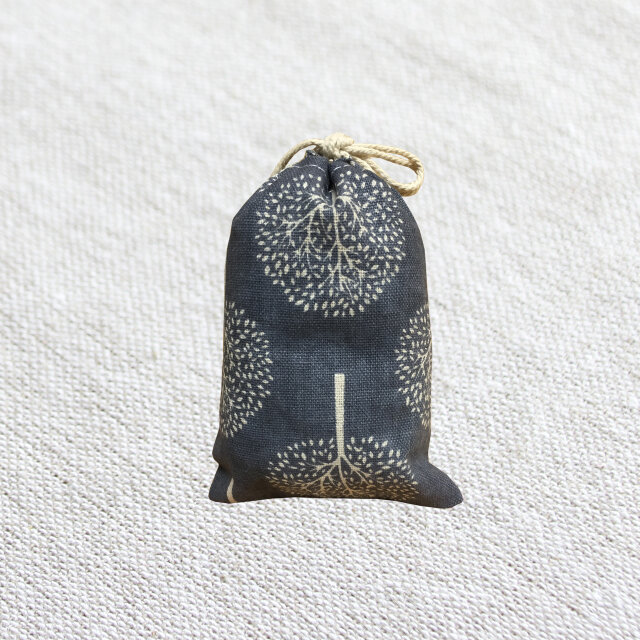 森のサシェ　Ⅿ　ヒバの香り　グレイッシュネイビー