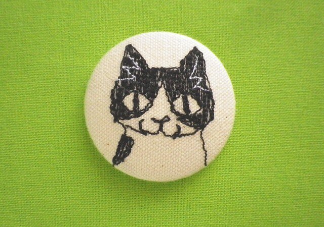 くるみボタンの刺繍ブローチ(はちわれ)の画像1枚目