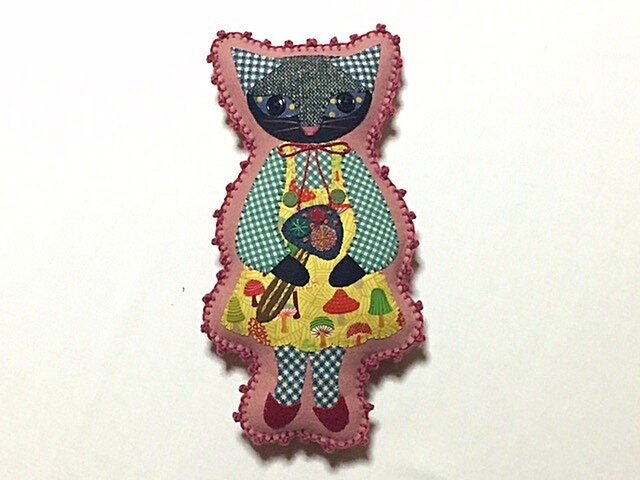キノコを持った猫ちゃん (ミニクッション風ぬいぐるみ)の画像1枚目