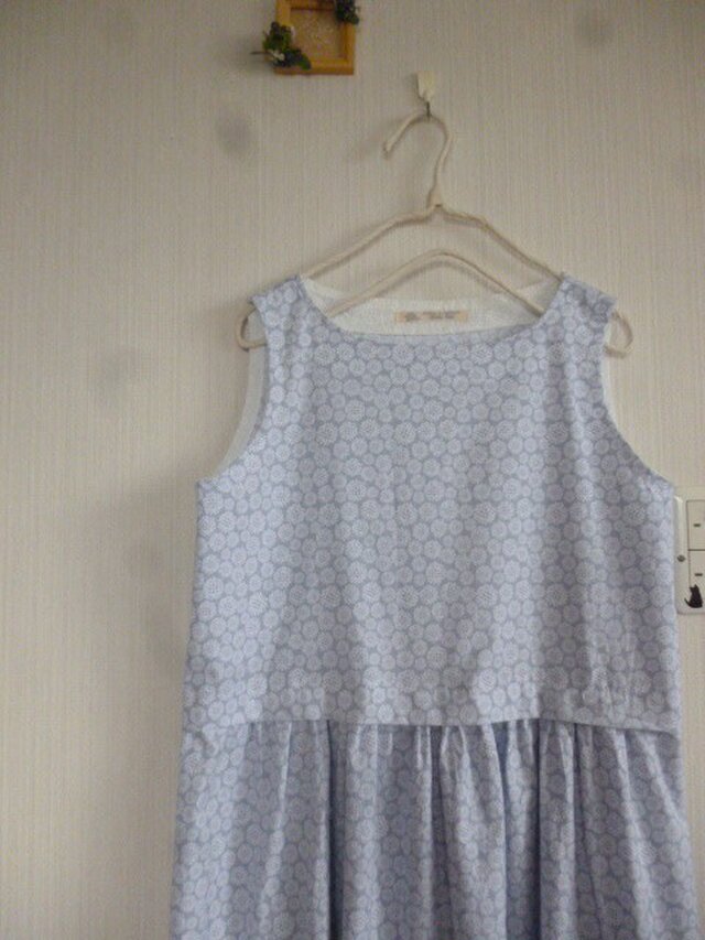 北欧調コットンのノースリーブ横タック切替えギャザーワンピ