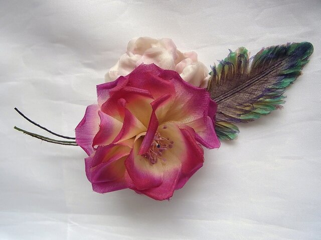 鳥の羽と南国の花コサージュ(ピンク×パープル系)の画像1枚目