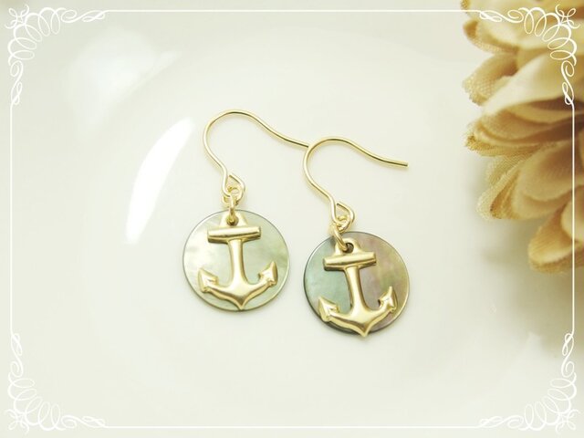 R✴︎H♦︎ラスト1点！14kgfドルフィンカービングピアス/イヤリング K14GF***P124* 高品質シェル（黒）＆イカリ☆夏ピアス | iichi 日々の