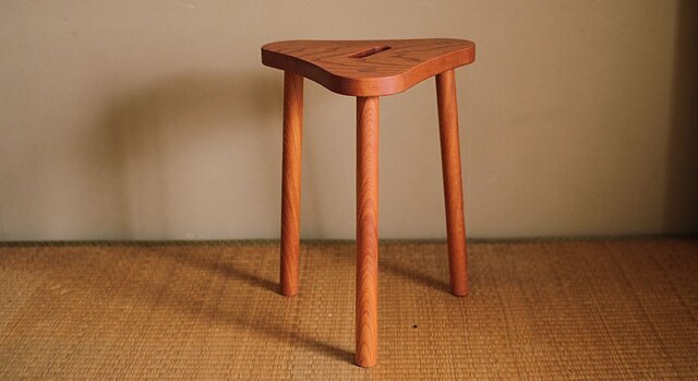 三角スツール | iichi 日々の暮らしを心地よくするハンドメイドや