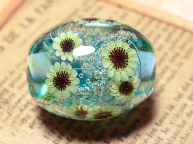 ひまわりのとんぼ玉（ガラス玉） | iichi 日々の暮らしを心地よくする