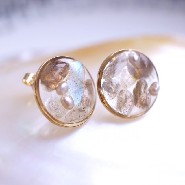 ラブラドライトとパールのサークルスタッドピアス ~Armelleの画像1枚目