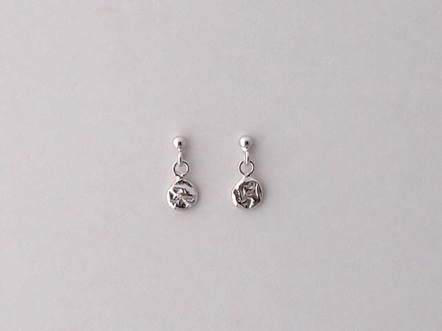 純銀粒のシンプルピアス【1点もの】Bの画像1枚目