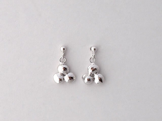 純銀3粒のシンプルピアス【1点もの】Cの画像1枚目