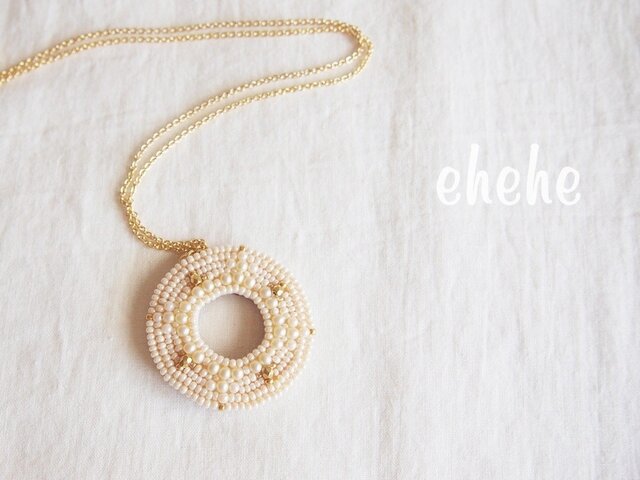 "ring"(pearl×gold)ビーズ刺繍ペンダントの画像1枚目