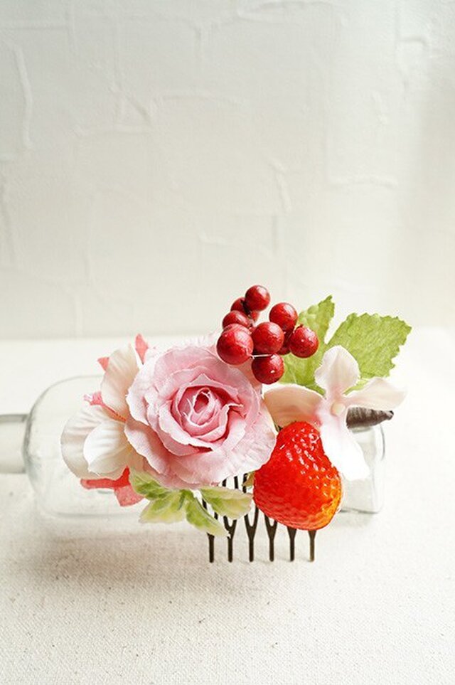 いちごとピンクのバラのフラワーコームの画像1枚目