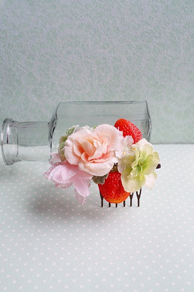 2つのいちごとイチゴの花とバラのフラワーコームの画像1枚目