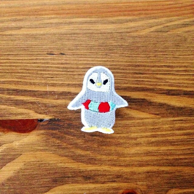刺繍ブローチ　「ペンギン、はじめての海」