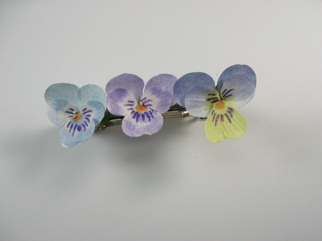 手染め布花 ブルー 紫のパンジー ビオラのバレッタ Iichi ハンドメイド クラフト作品 手仕事品の通販