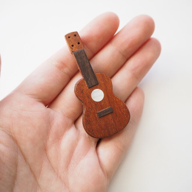 楽器と同じ材料で制作したukuleleブローチ ペンダント 白蝶貝ver