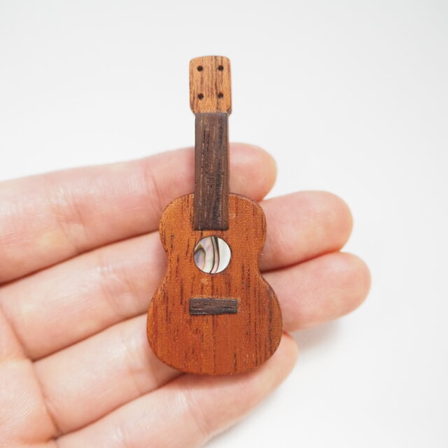 楽器と同じ材料で制作したウクレレ アバロン貝ver 19 ブローチ ペンダント ストラップ