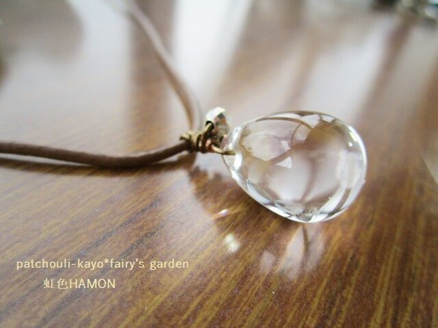 再出品☆水晶しずく・皮ひもペンダントの画像1枚目