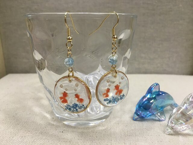 金魚のレジンピアス 1の画像1枚目