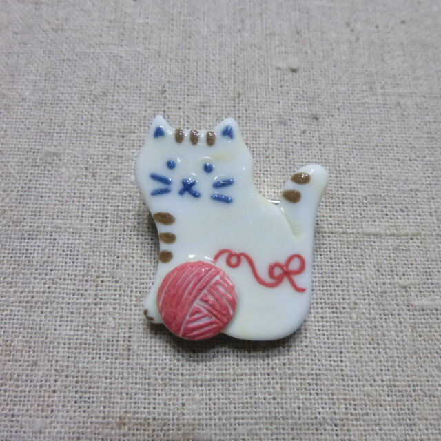 糸玉ねこブローチの画像1枚目