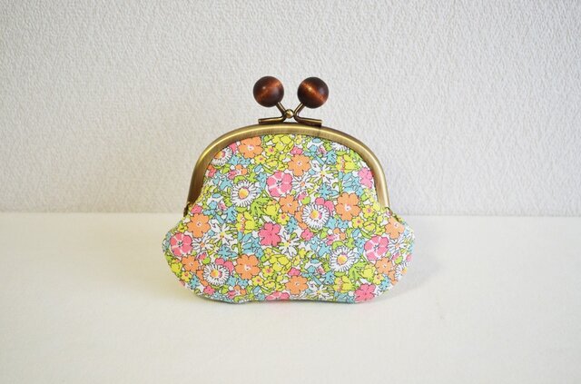 ▶SALE◀ {Liberty} 木玉 リバティ花柄がまぐち - Delilah Cavendish〔272〕の画像1枚目