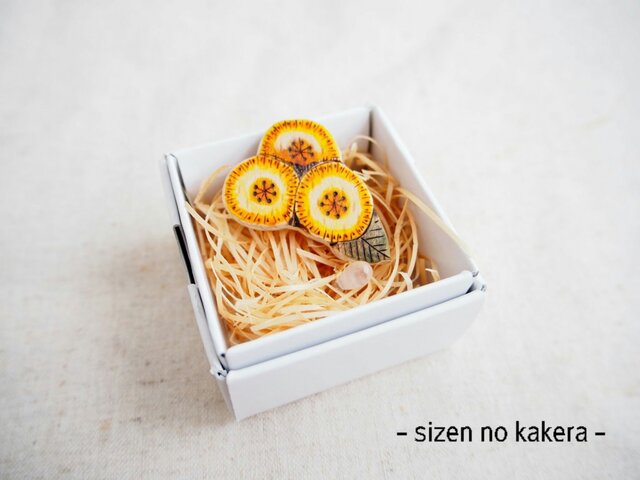 ブナの木 焼き絵 北欧風3輪のお花ブローチ 木製の画像1枚目
