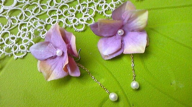 *花びらピアス*薔薇色の画像1枚目