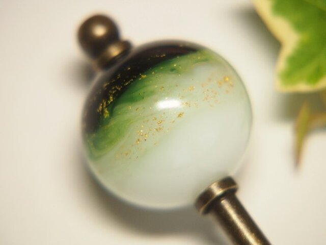 金粉散らしとんぼ玉かんざし 深緑×白の画像1枚目