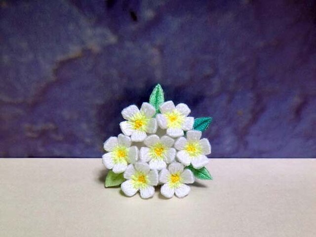 手刺繍ブローチ*白花2の画像1枚目