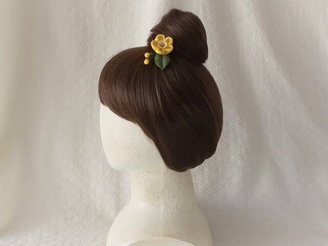 つまみ細工〉梅のかんざし(一輪・レモン色) | iichi 日々の暮らしを  