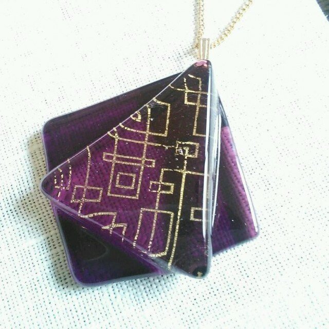 幾何学模様のネックレス（クリアパープル）
