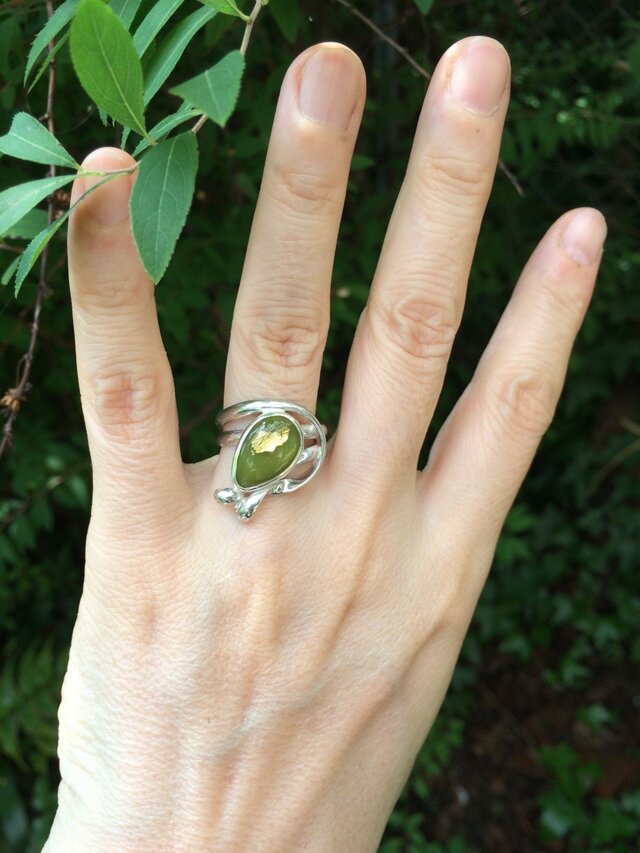 ドロップのリング950silver・アンシンメトリー・草色と金#14の画像1枚目