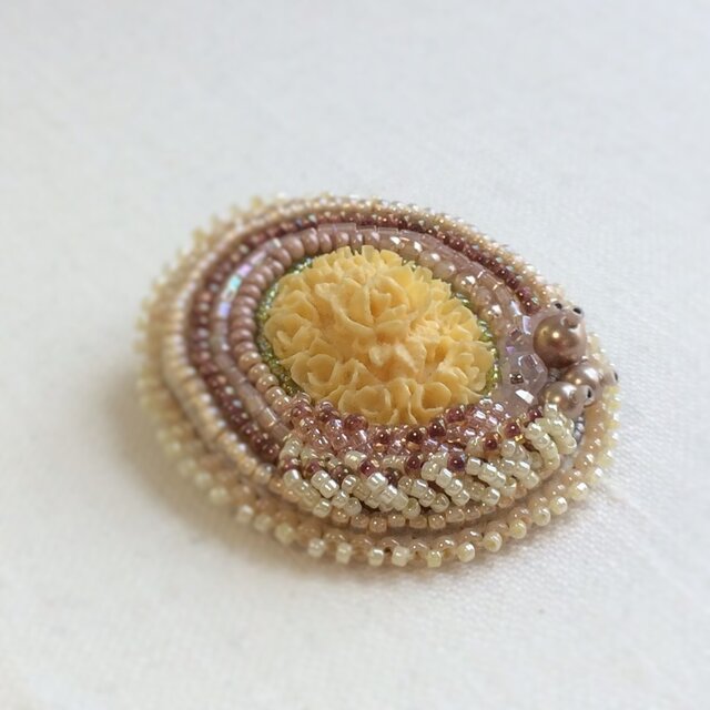 ビーズ刺繍 ブローチ イエローフラワーの画像1枚目
