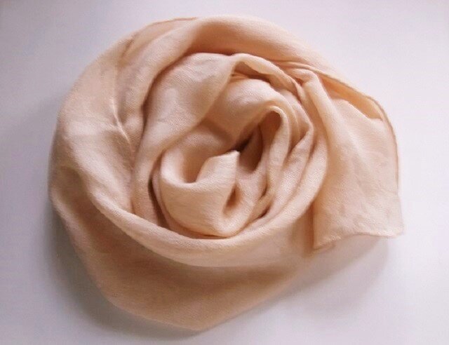 ハーブ染め(薔薇とアカネ)シルクプチストール・薔薇模様の画像1枚目