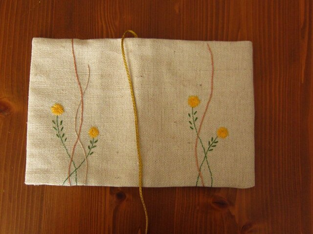 【ともさまオーダー品】手刺繍・ブックカバー(小菊)の画像1枚目