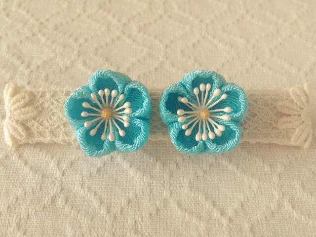 〈つまみ細工〉梅のピアス(空色)の画像1枚目